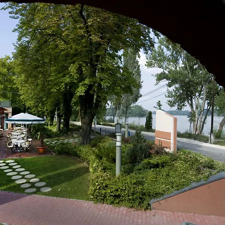 Holiday Beach Budapest Hotel