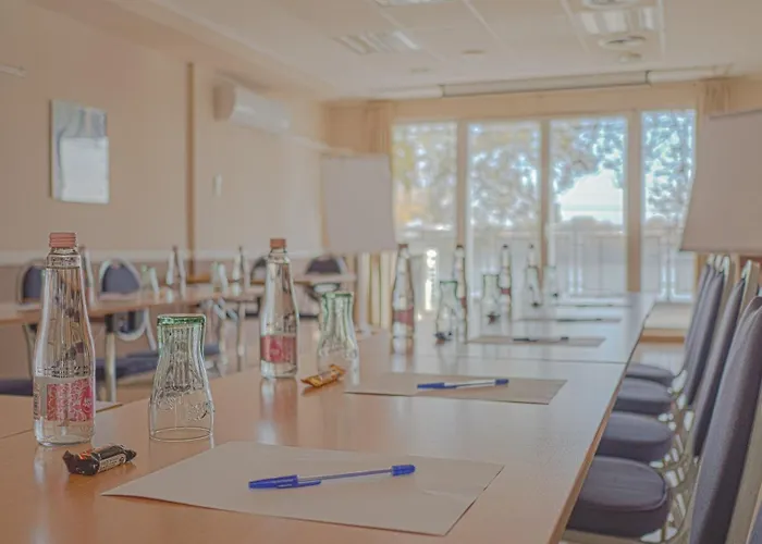 Holiday Beach Budapest Hotel Szálloda 4*