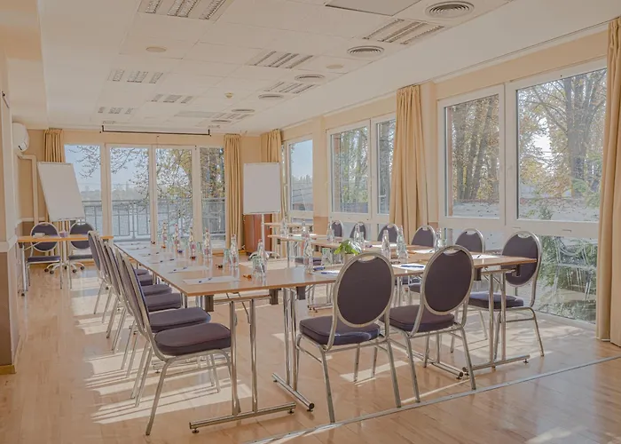 Holiday Beach Budapest Hotel 4*